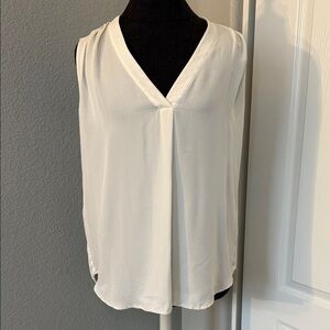 Vince 100% Silk Ivory V-Neck Sleeveless Blouse Size Medium